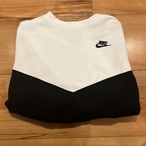 Black and white Nike pull over
